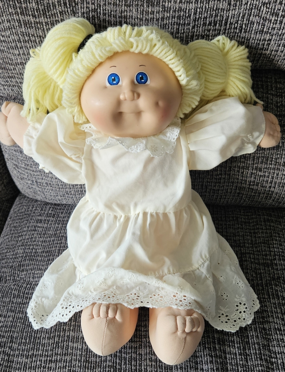 Vtg(1980s)Cabbage Patch 13"  Doll.Blonde Yarn Hair/Blue Eyes/Dimple.